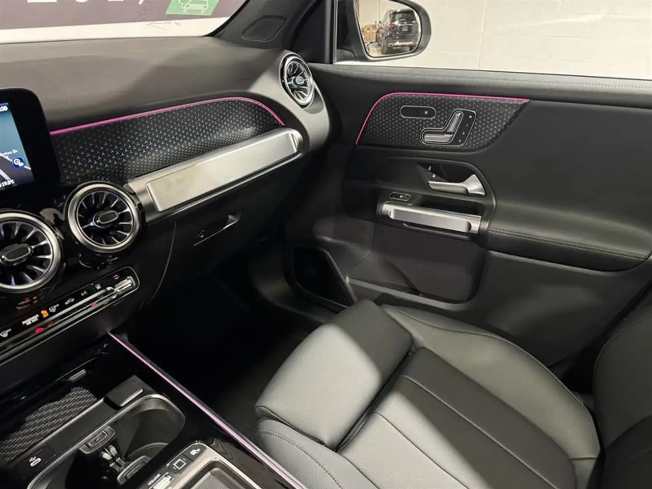 Mercedes-Benz EQB снимка Mercedes-Benz EQB