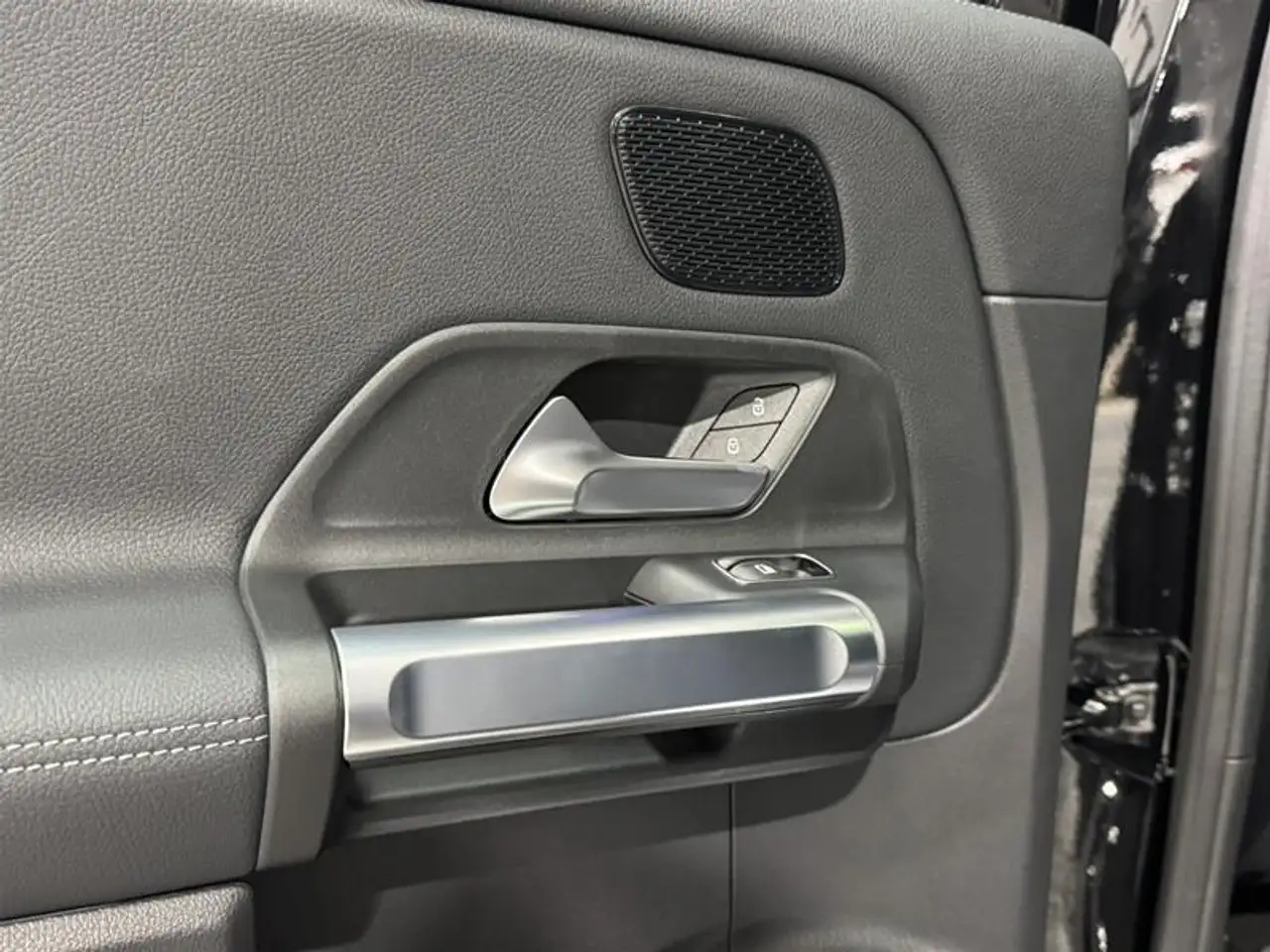 Mercedes-Benz EQB снимка Mercedes-Benz EQB