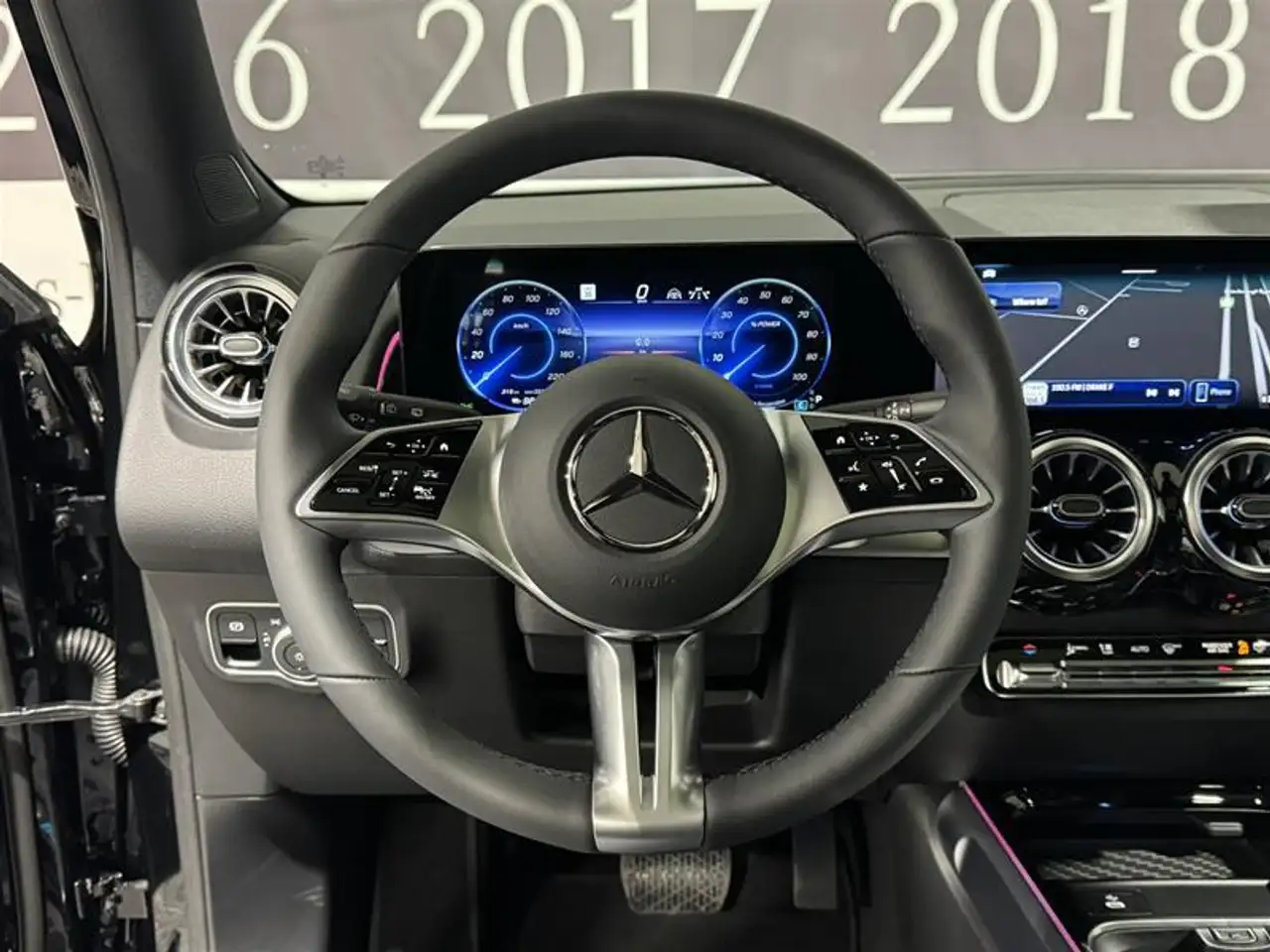 Mercedes-Benz EQB снимка Mercedes-Benz EQB