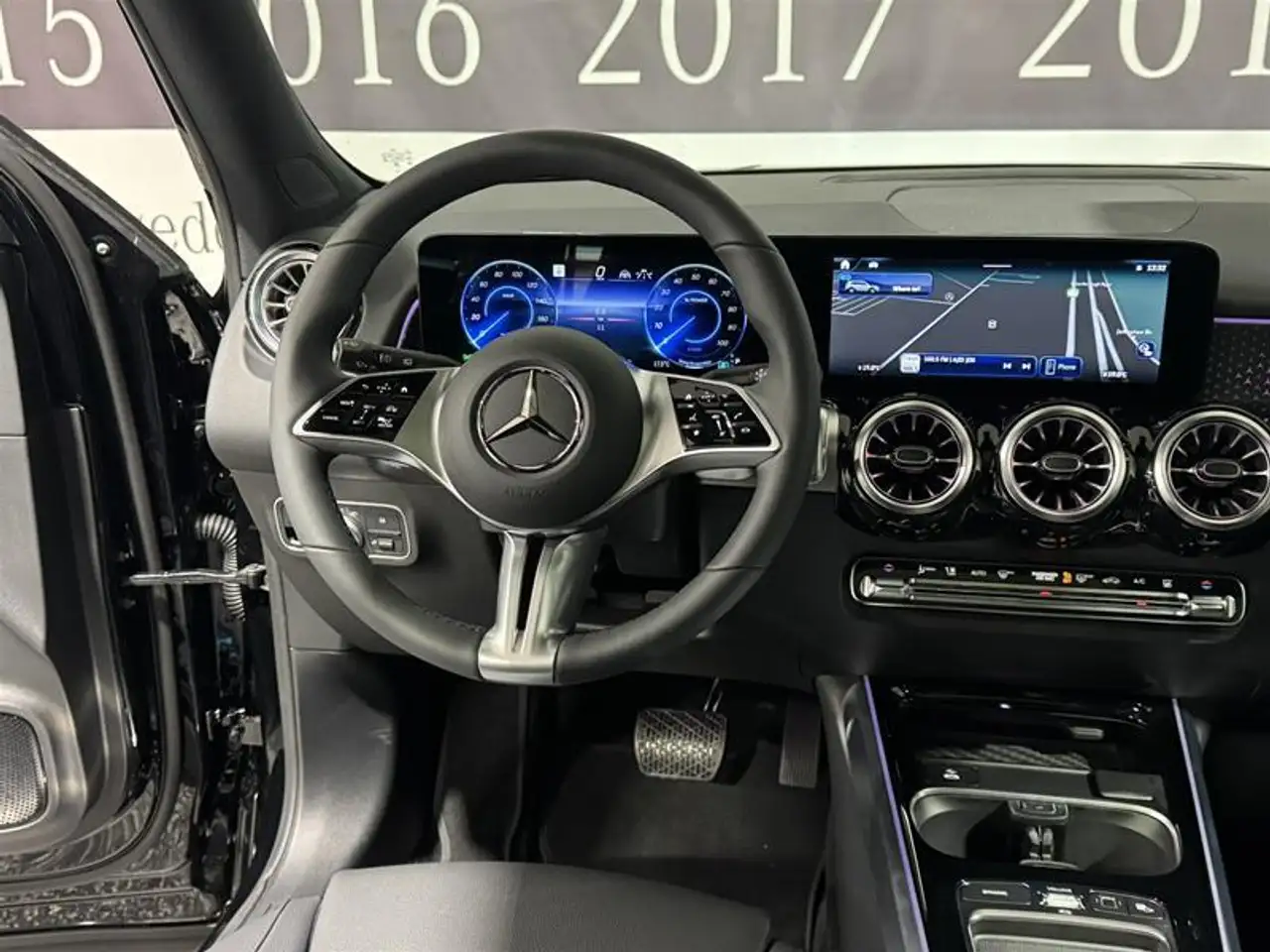 Mercedes-Benz EQB снимка Mercedes-Benz EQB
