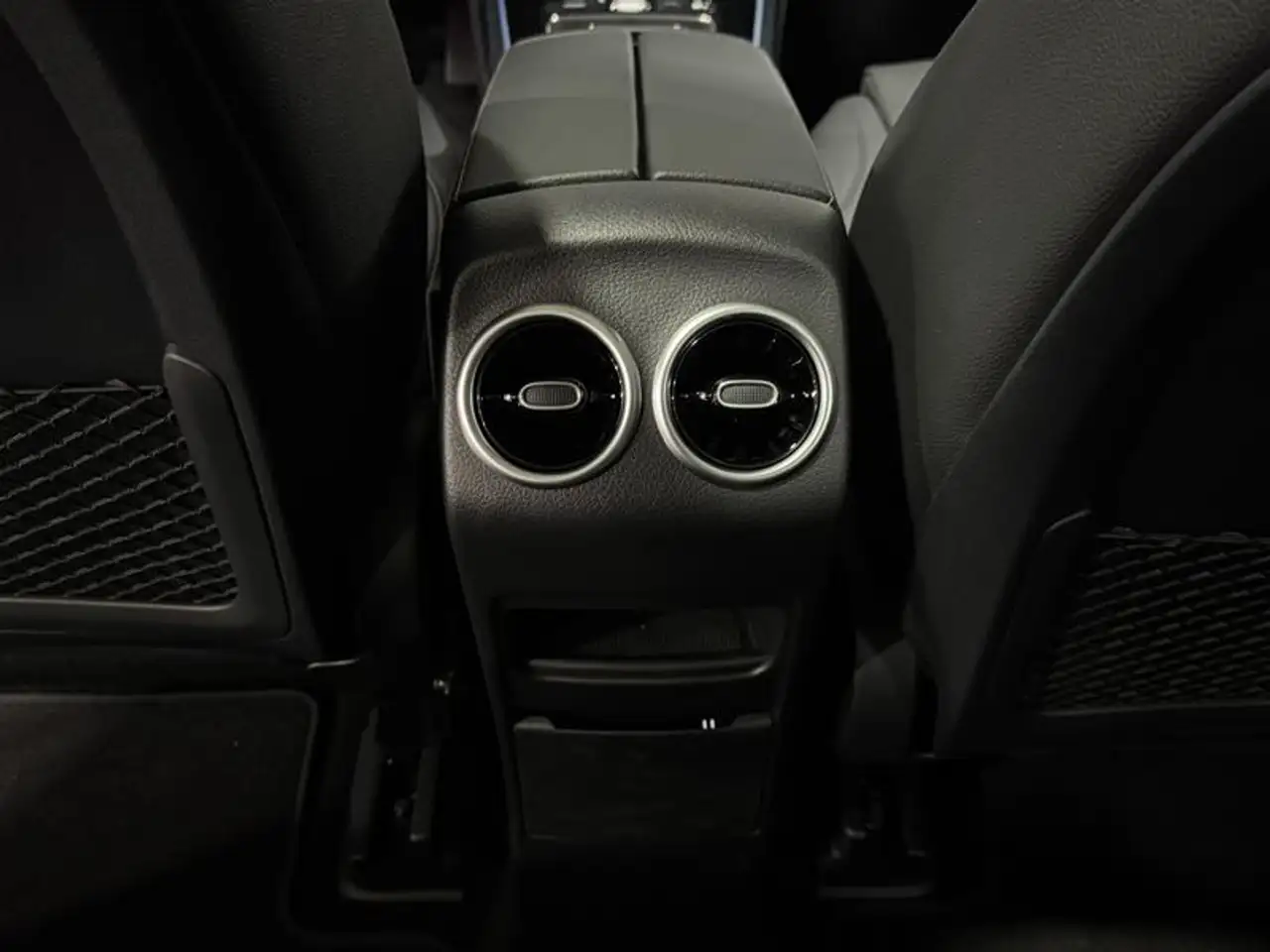 Mercedes-Benz EQB снимка Mercedes-Benz EQB