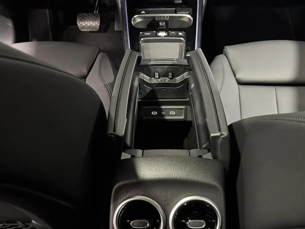 Mercedes-Benz EQB снимка Mercedes-Benz EQB