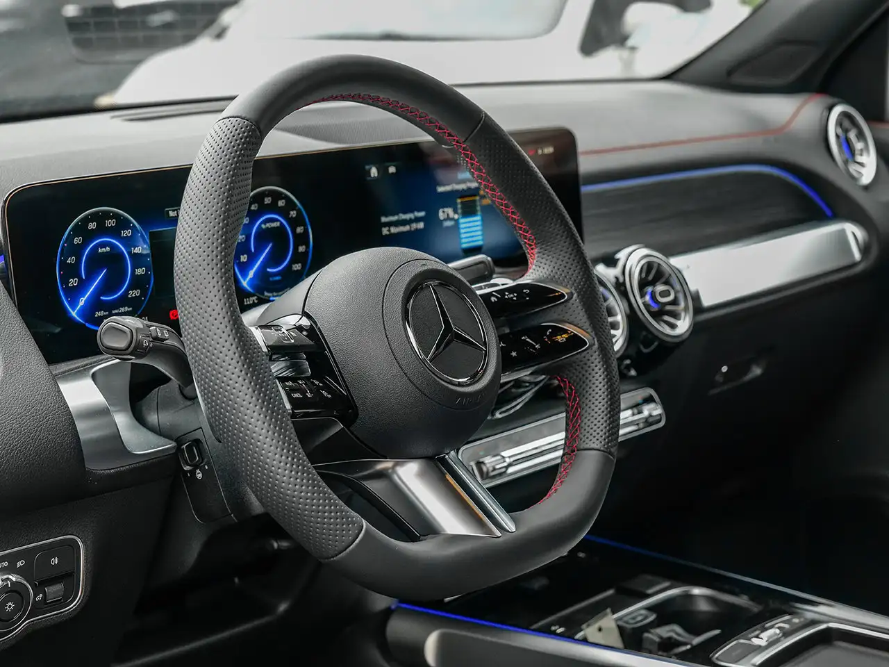 Mercedes-Benz EQB снимка Mercedes-Benz EQB