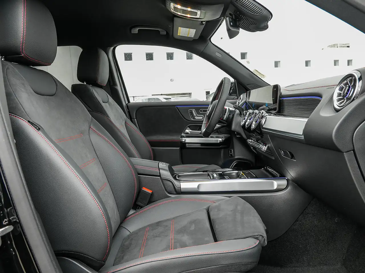 Mercedes-Benz EQB снимка Mercedes-Benz EQB