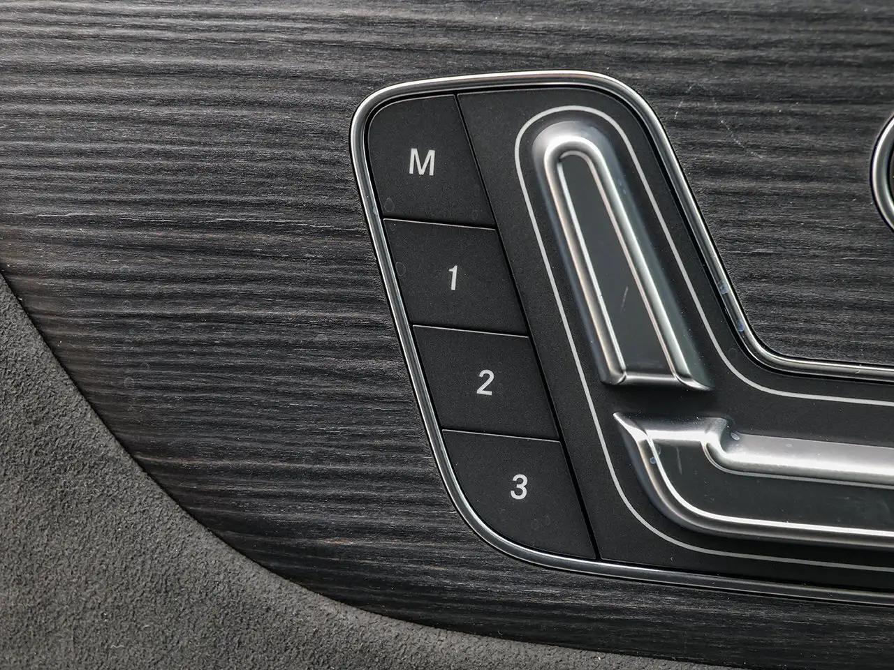 Mercedes-Benz EQB снимка Mercedes-Benz EQB