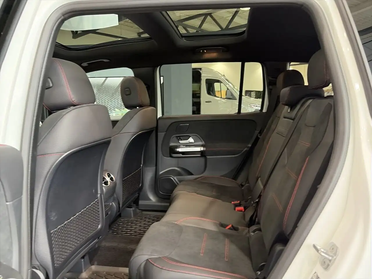 Mercedes-Benz GLB снимка Mercedes-Benz GLB