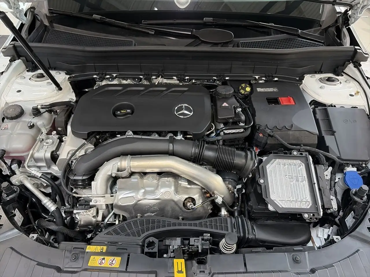 Mercedes-Benz GLB снимка Mercedes-Benz GLB