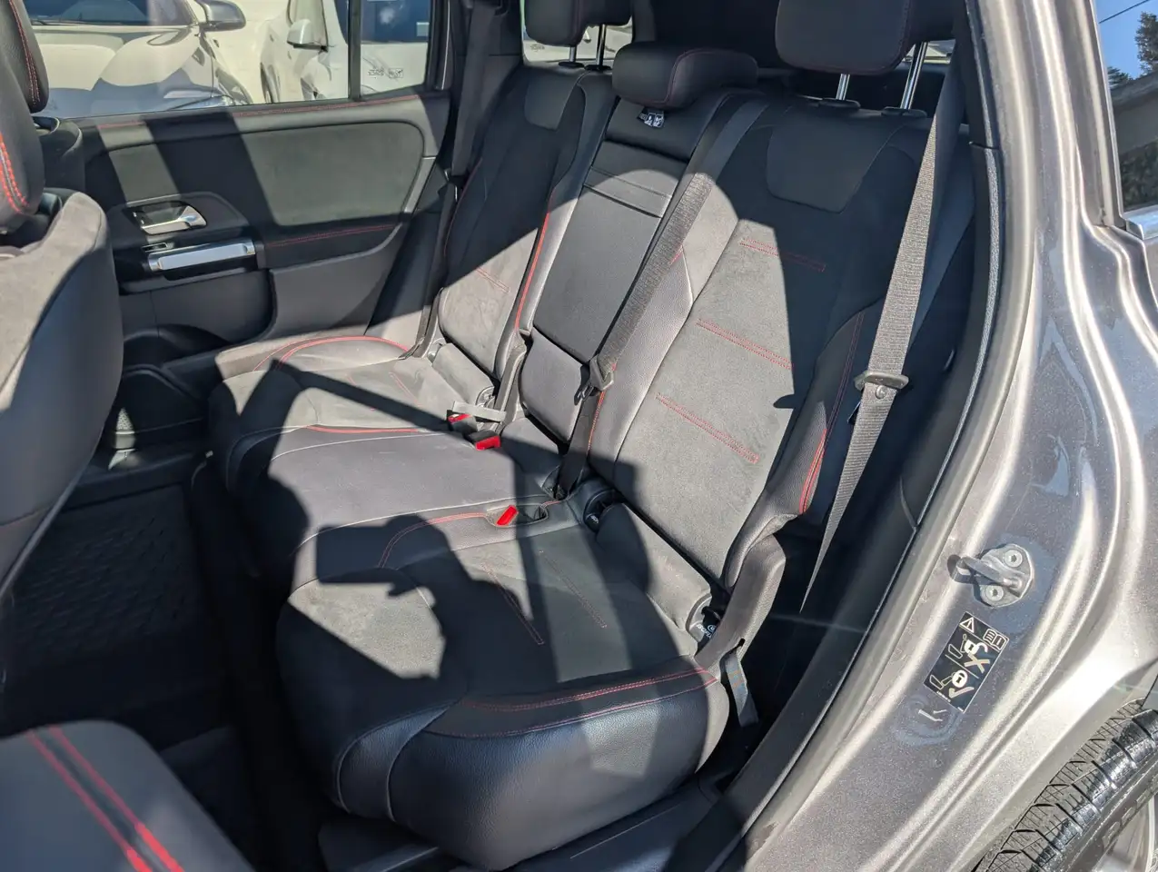 Mercedes-Benz GLB снимка Mercedes-Benz GLB