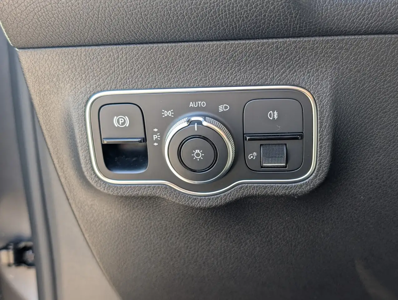 Mercedes-Benz GLB снимка Mercedes-Benz GLB