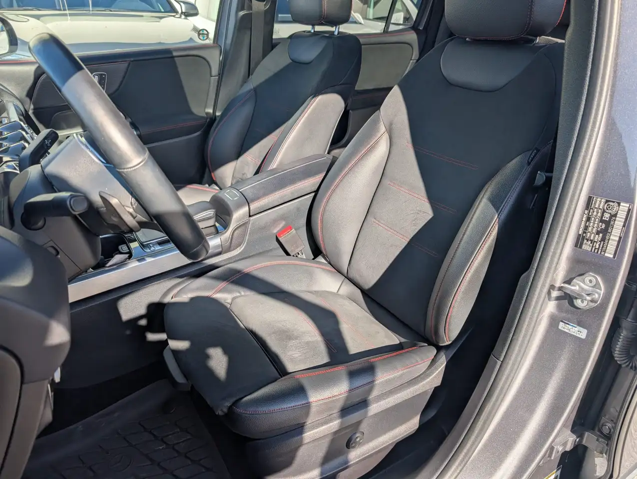 Mercedes-Benz GLB снимка Mercedes-Benz GLB