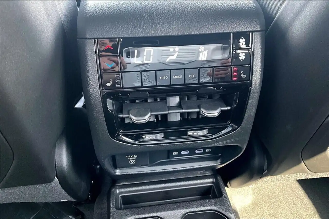 Jeep Grand Cherokee снимка Jeep Grand Cherokee