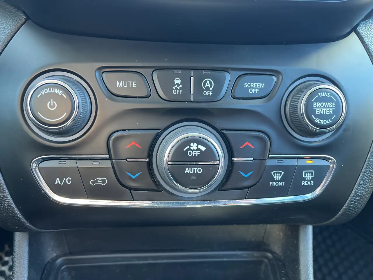 Jeep Cherokee снимка Jeep Cherokee