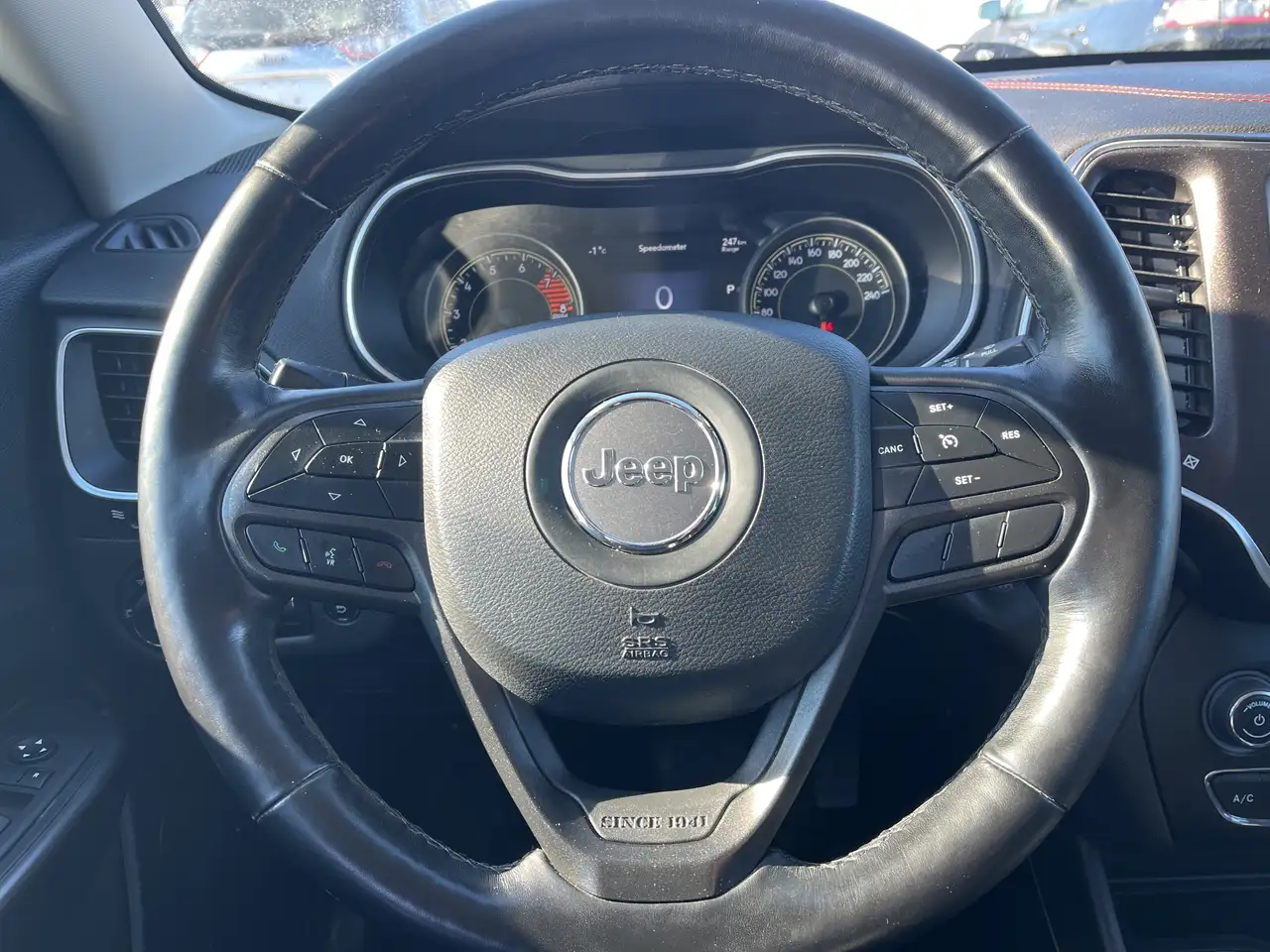 Jeep Cherokee снимка Jeep Cherokee