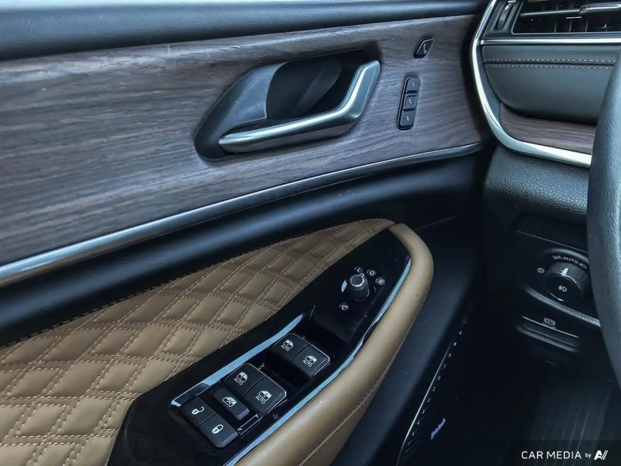 Jeep Grand Cherokee photo Jeep Grand Cherokee