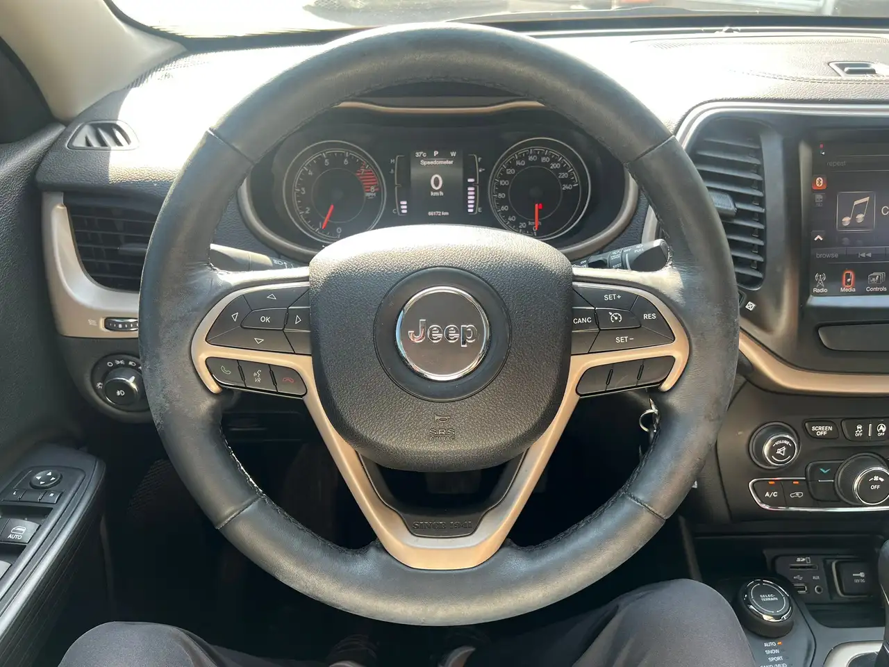 Jeep Cherokee снимка Jeep Cherokee