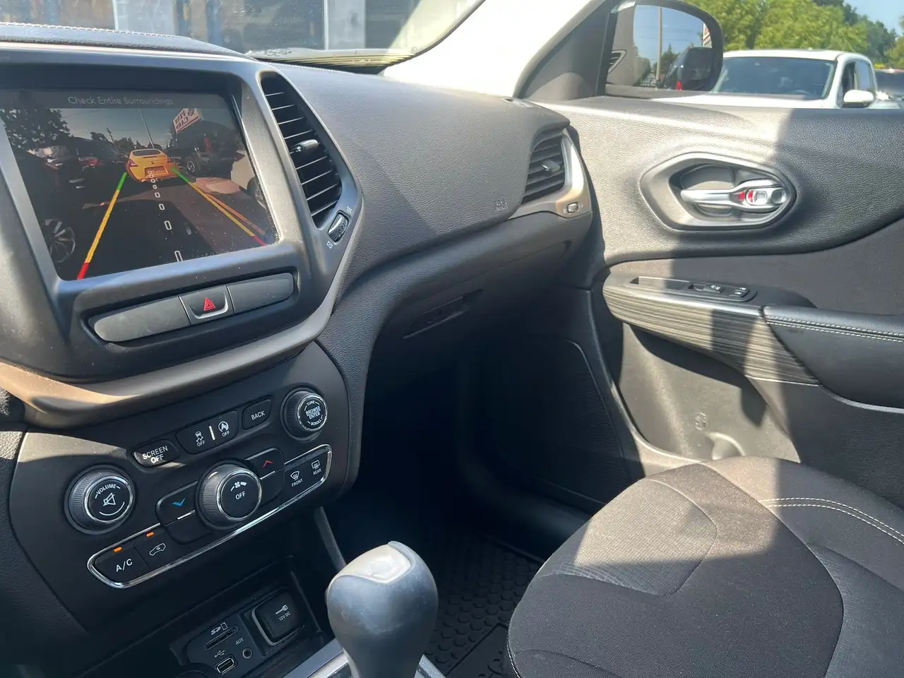 Jeep Cherokee снимка Jeep Cherokee