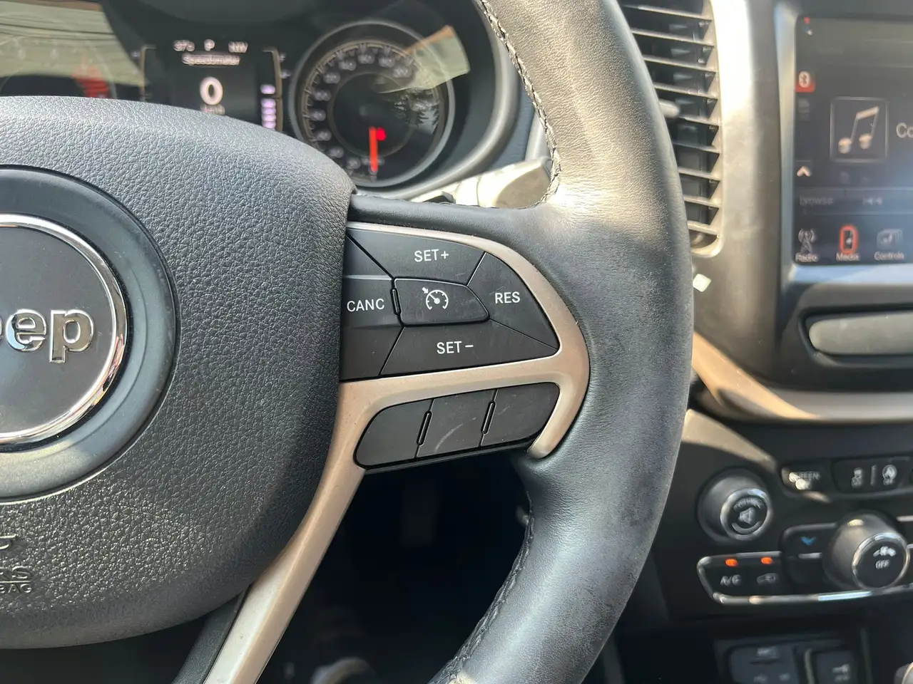 Jeep Cherokee снимка Jeep Cherokee