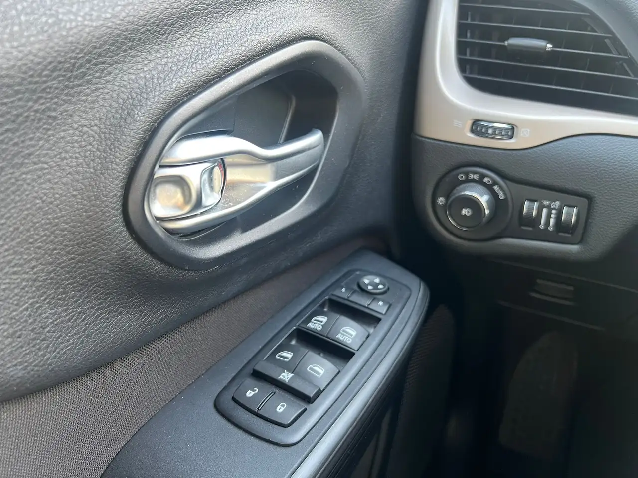 Jeep Cherokee снимка Jeep Cherokee