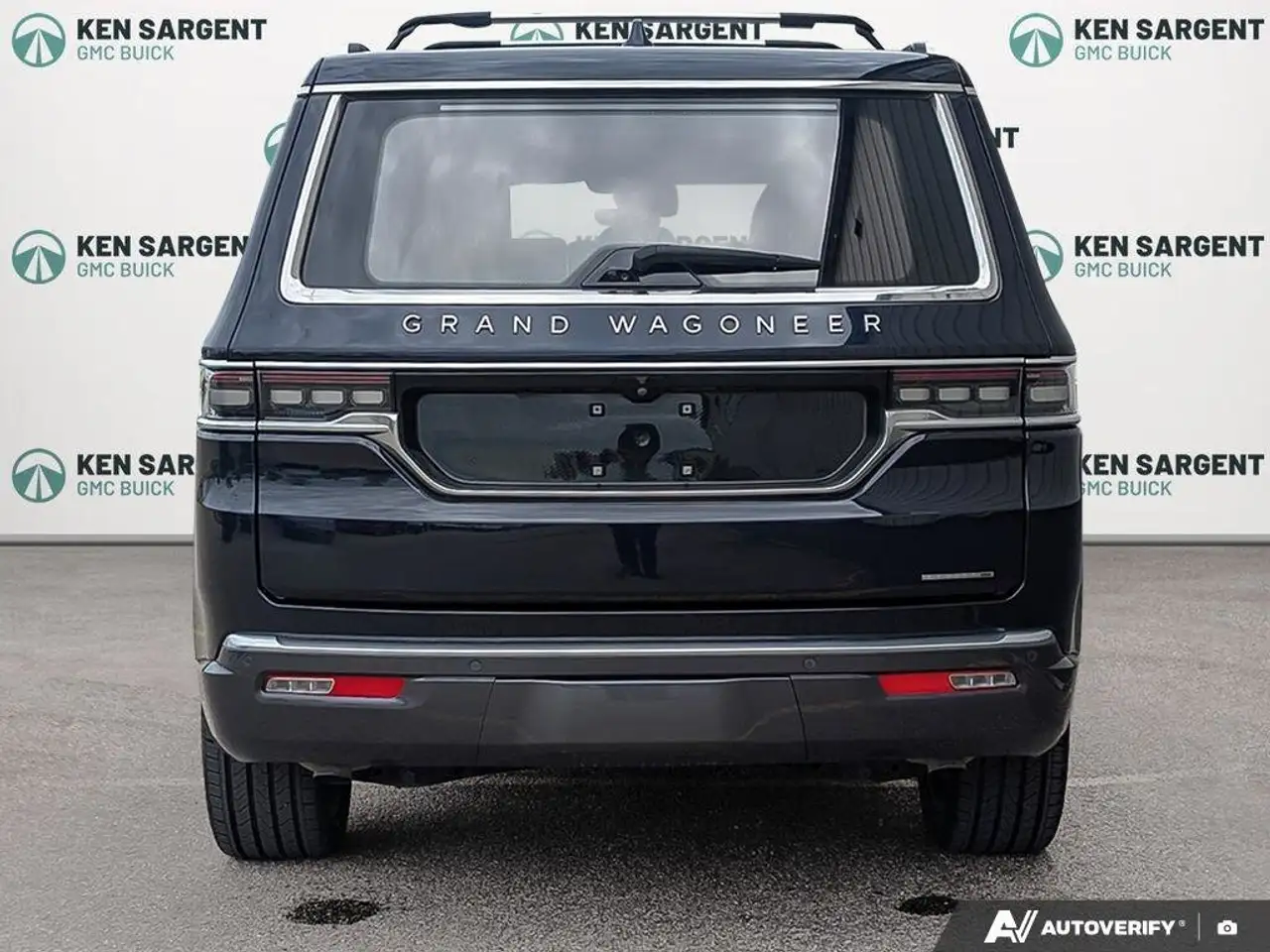 Jeep Grand Wagoneer снимка Jeep Grand Wagoneer