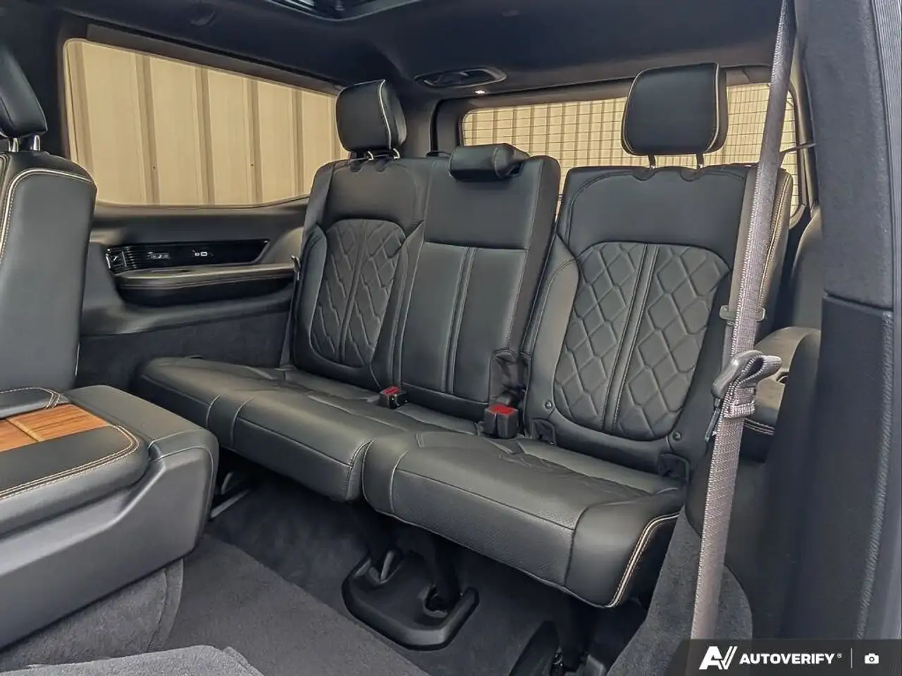 Jeep Grand Wagoneer снимка Jeep Grand Wagoneer