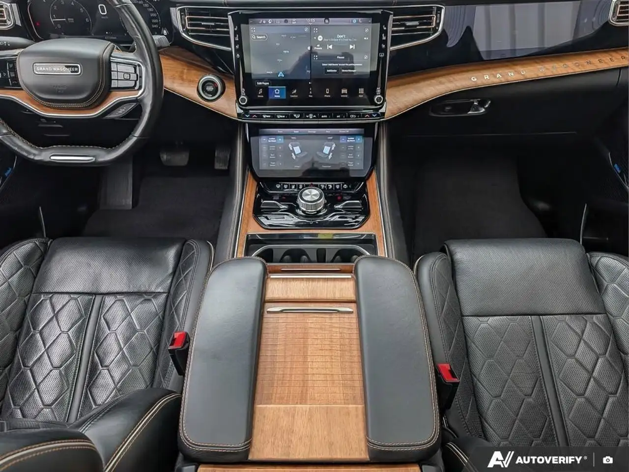 Jeep Grand Wagoneer снимка Jeep Grand Wagoneer
