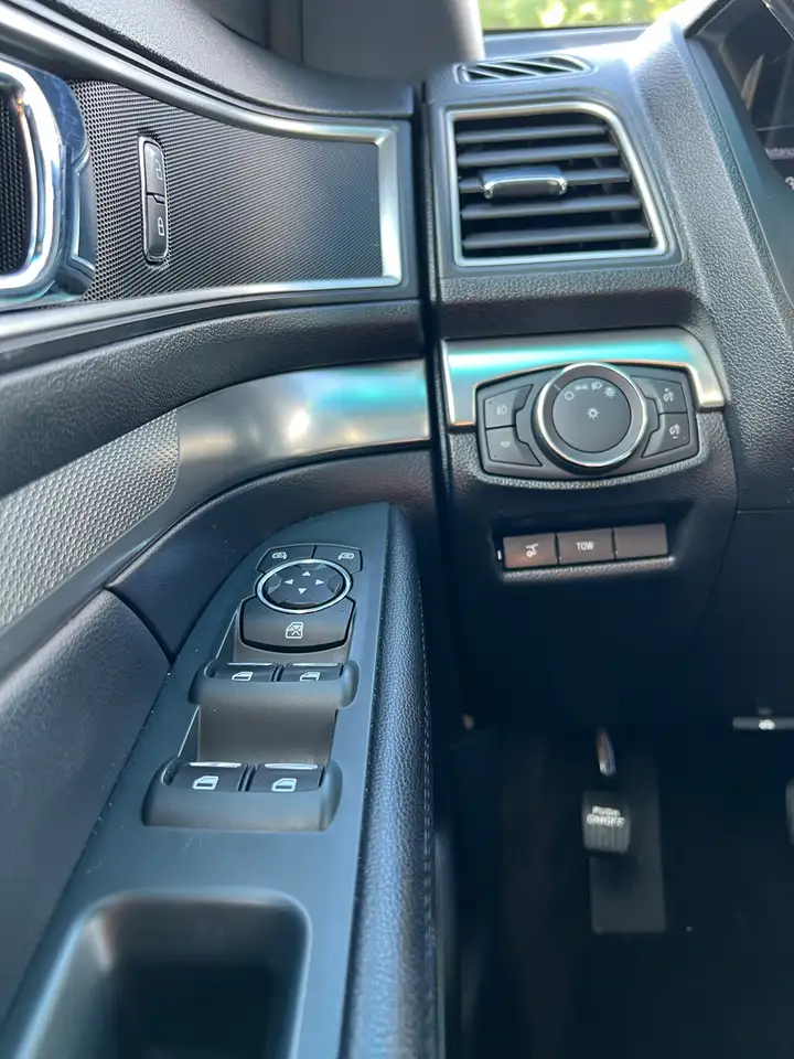 Ford Explorer photo Ford Explorer