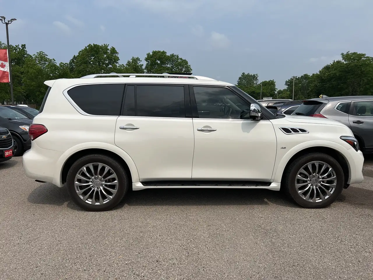 Infiniti QX80 снимка Infiniti QX80