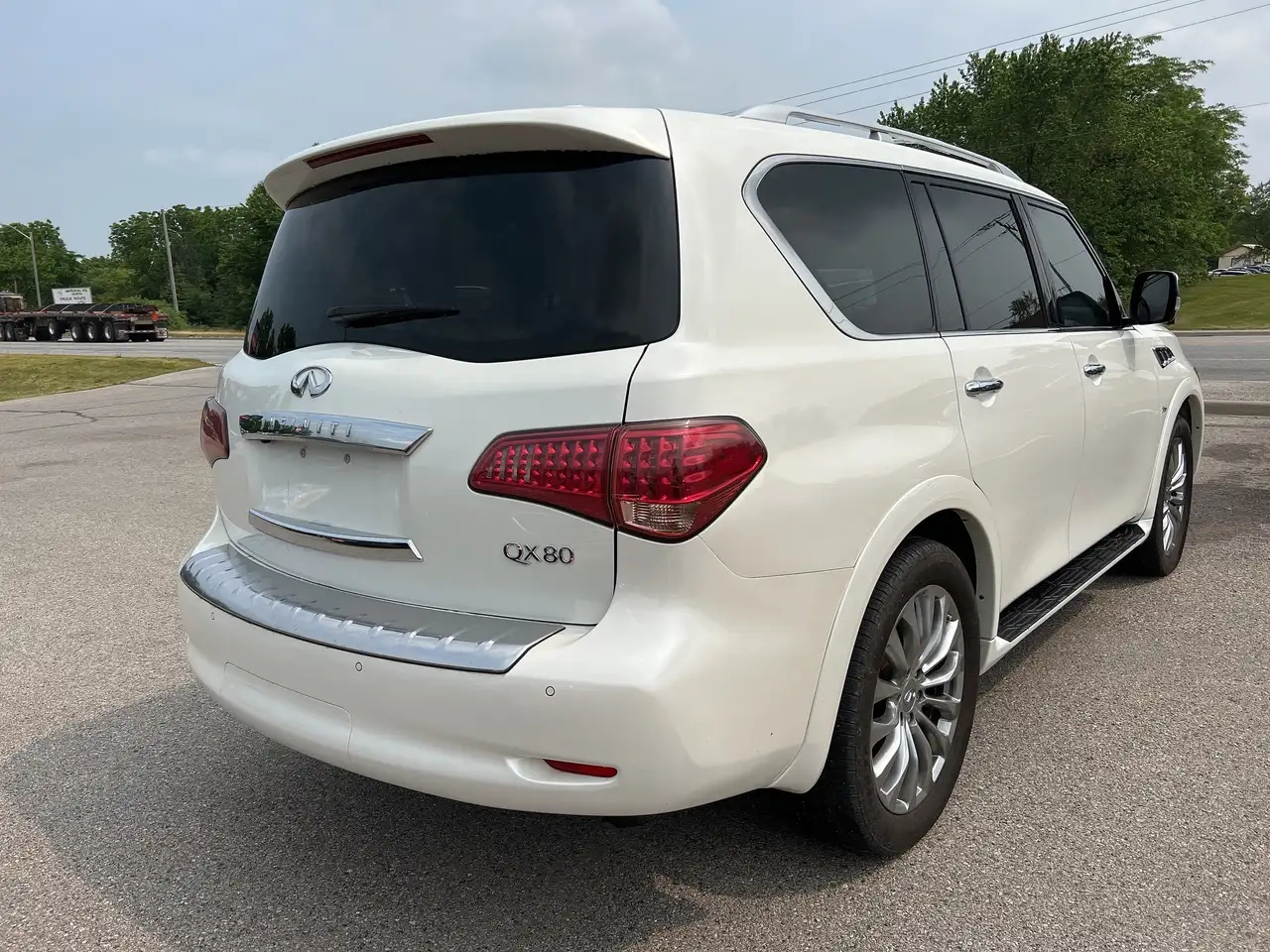 Infiniti QX80 снимка Infiniti QX80