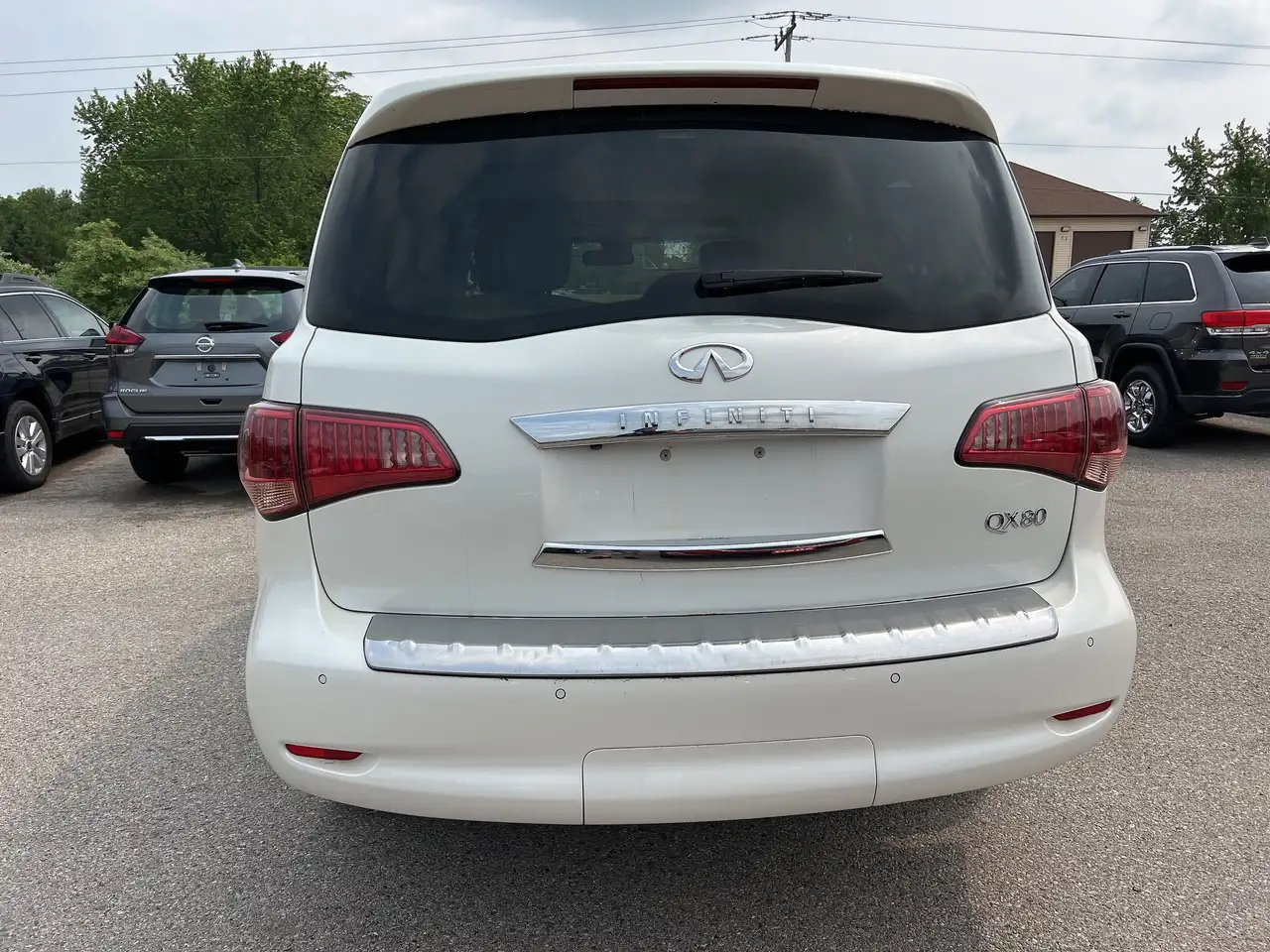 Infiniti QX80 снимка Infiniti QX80