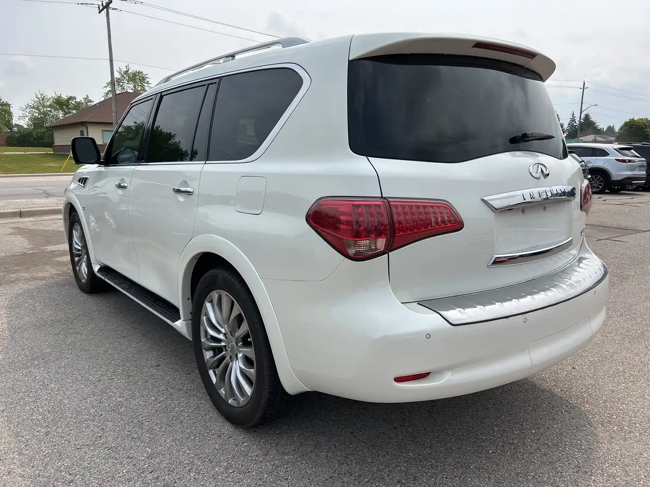Infiniti QX80 снимка Infiniti QX80