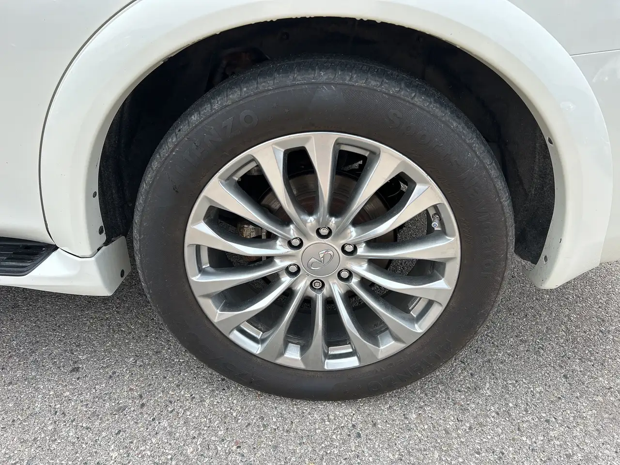 Infiniti QX80 снимка Infiniti QX80