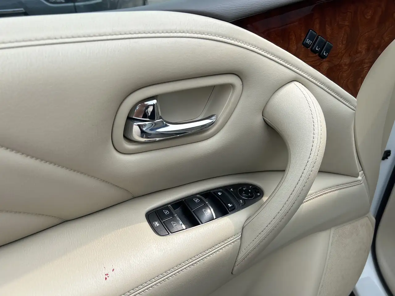 Infiniti QX80 снимка Infiniti QX80
