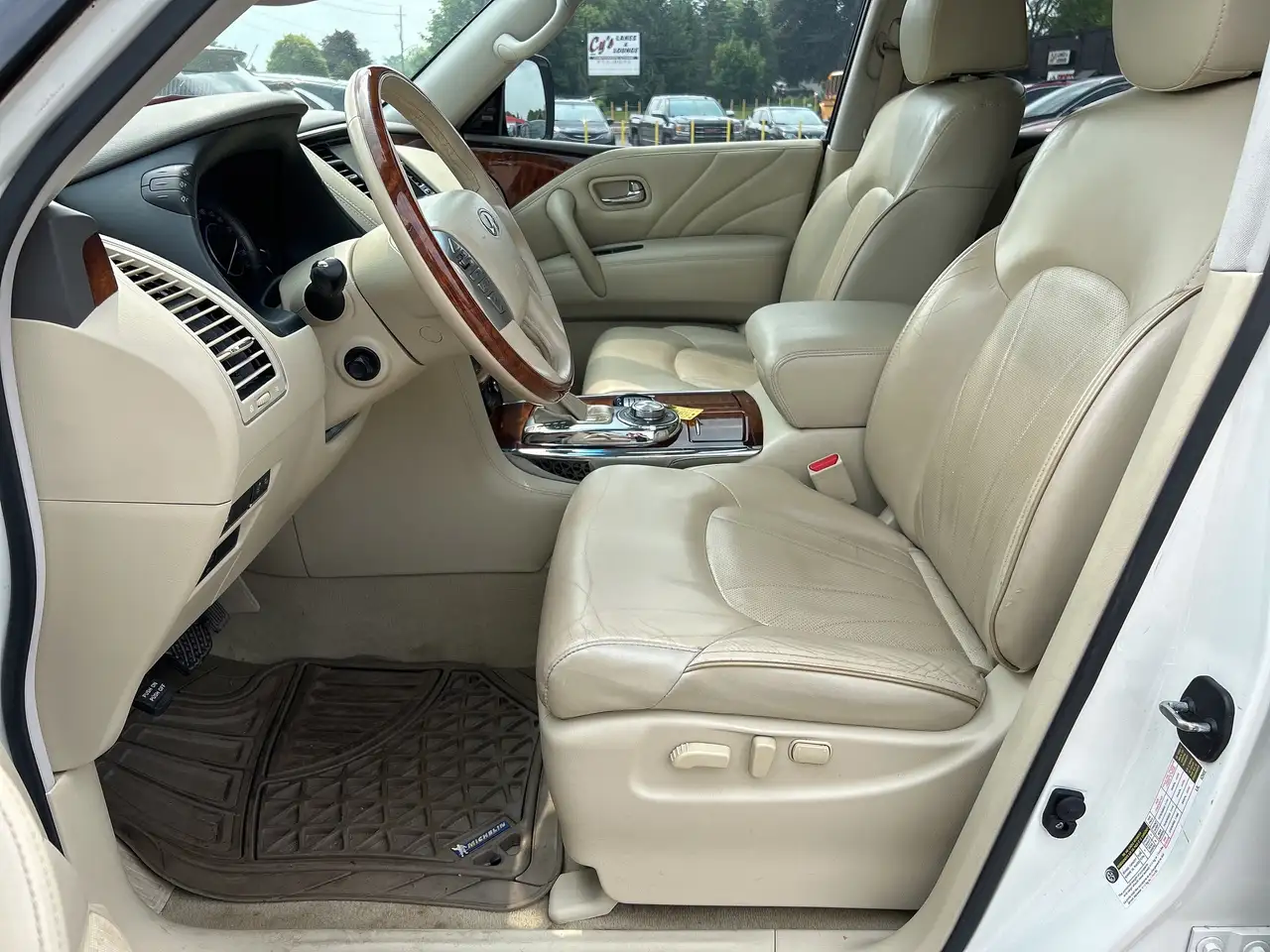 Infiniti QX80 снимка Infiniti QX80