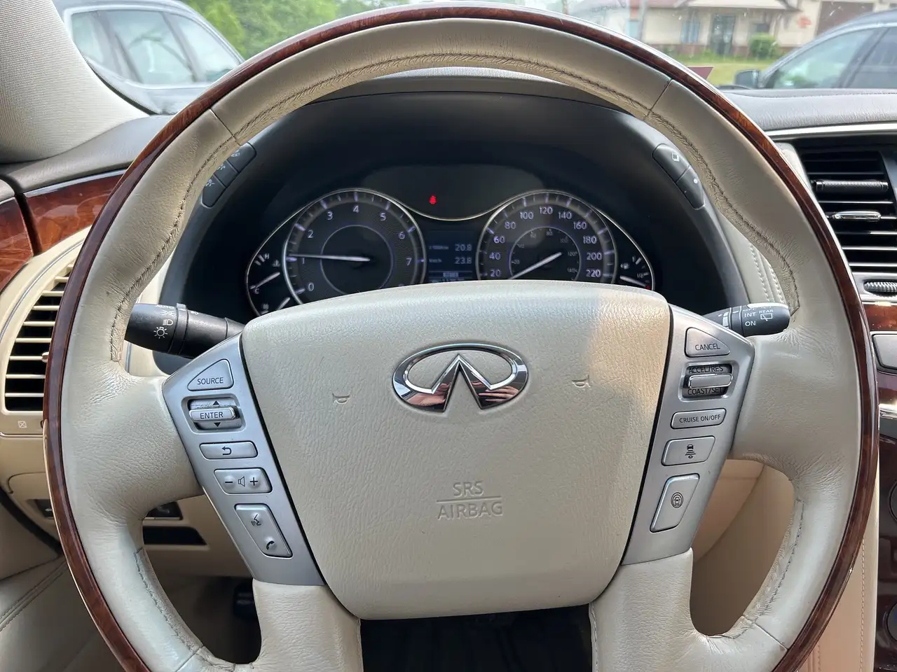 Infiniti QX80 снимка Infiniti QX80