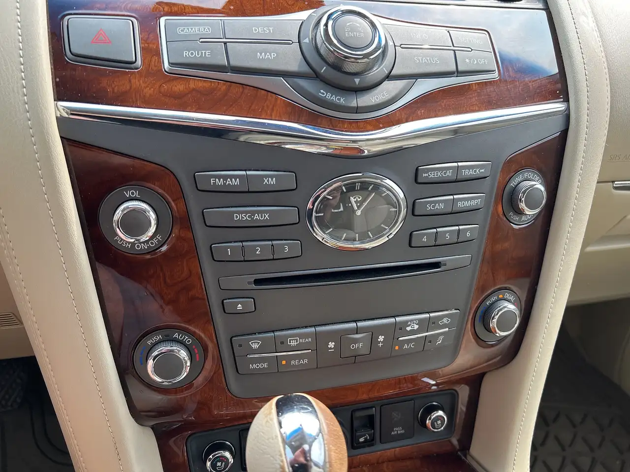 Infiniti QX80 снимка Infiniti QX80