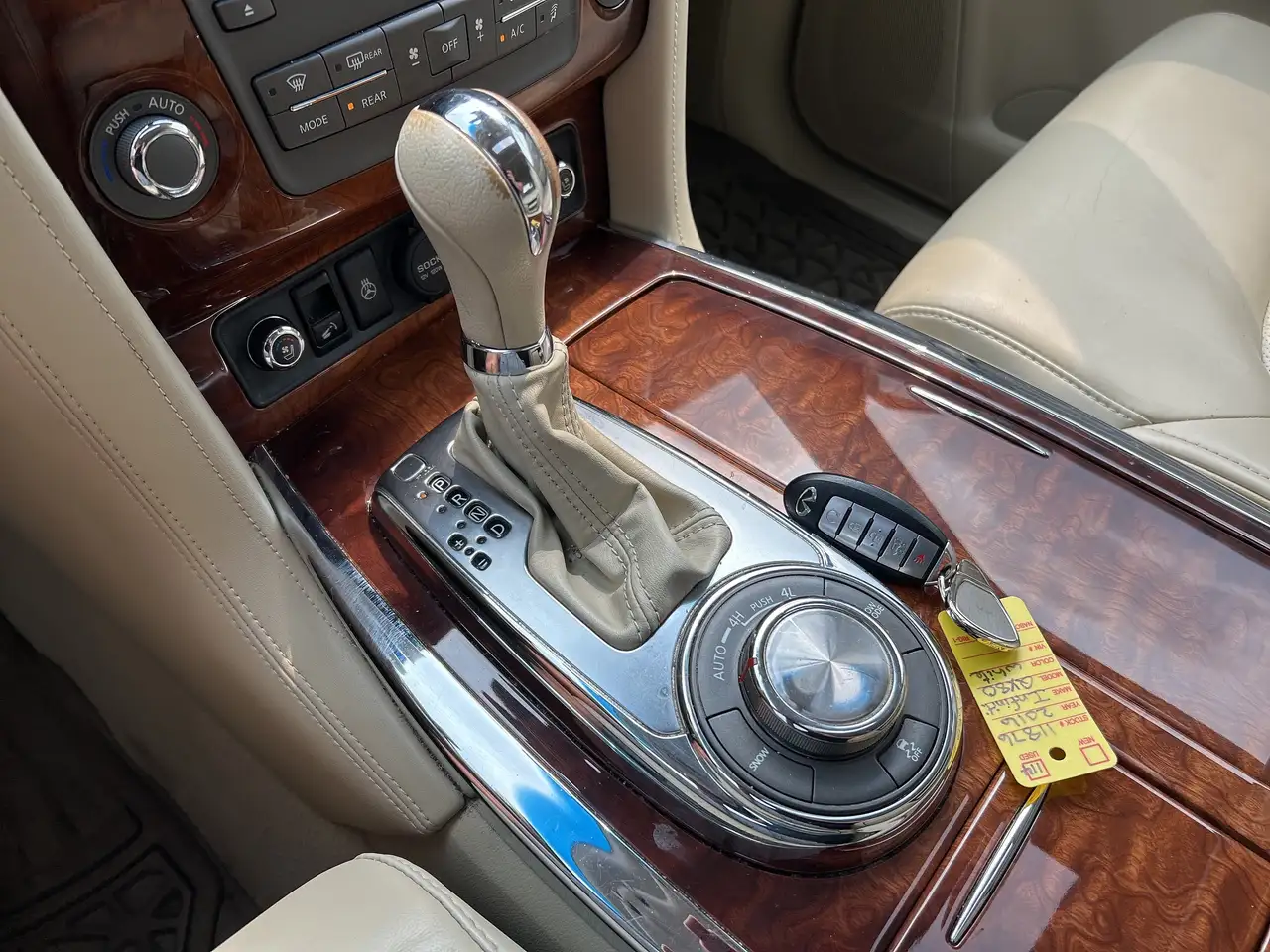 Infiniti QX80 снимка Infiniti QX80