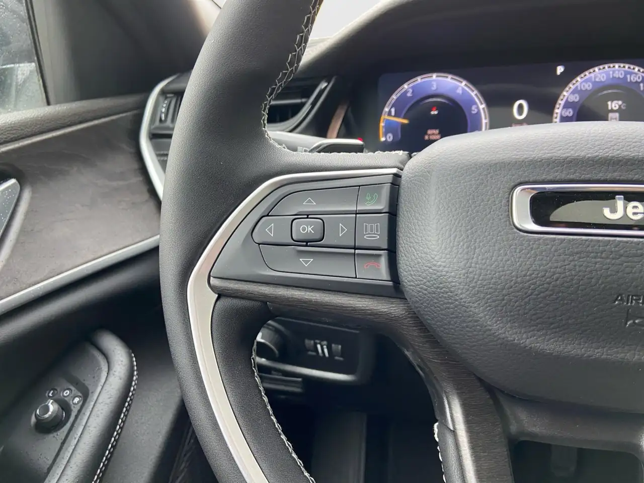 Jeep Grand Cherokee снимка Jeep Grand Cherokee