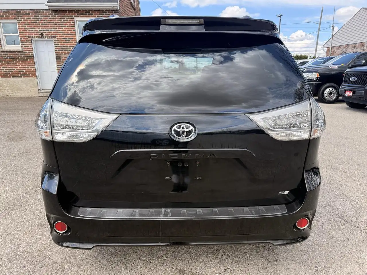 Toyota Sienna photo Toyota Sienna