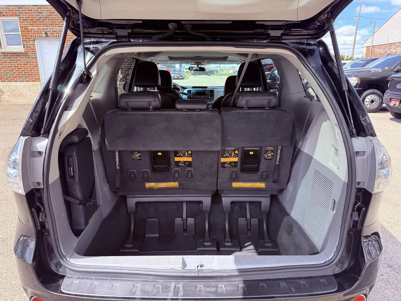 Toyota Sienna photo Toyota Sienna