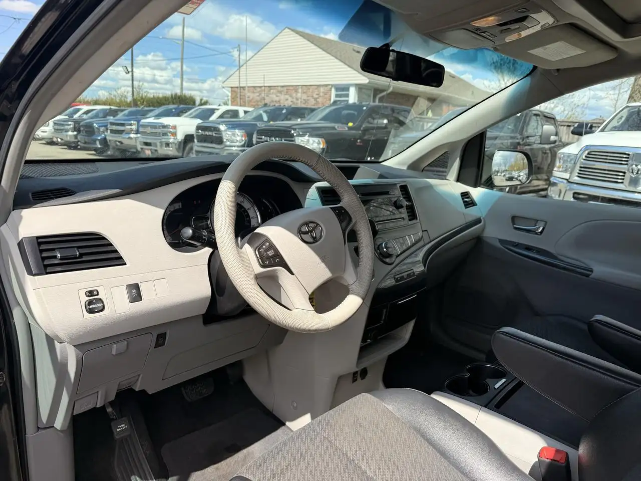 Toyota Sienna photo Toyota Sienna