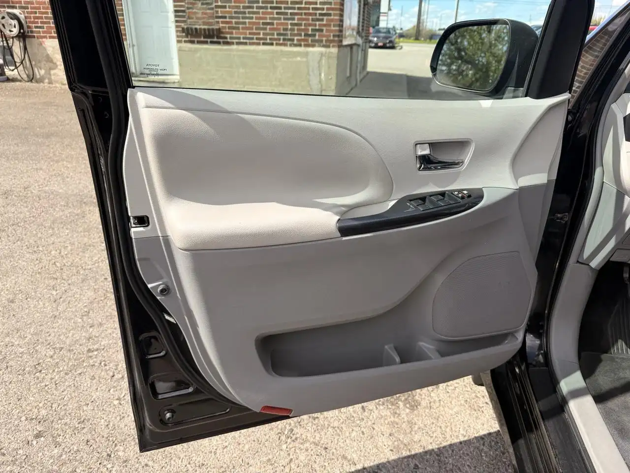 Toyota Sienna photo Toyota Sienna