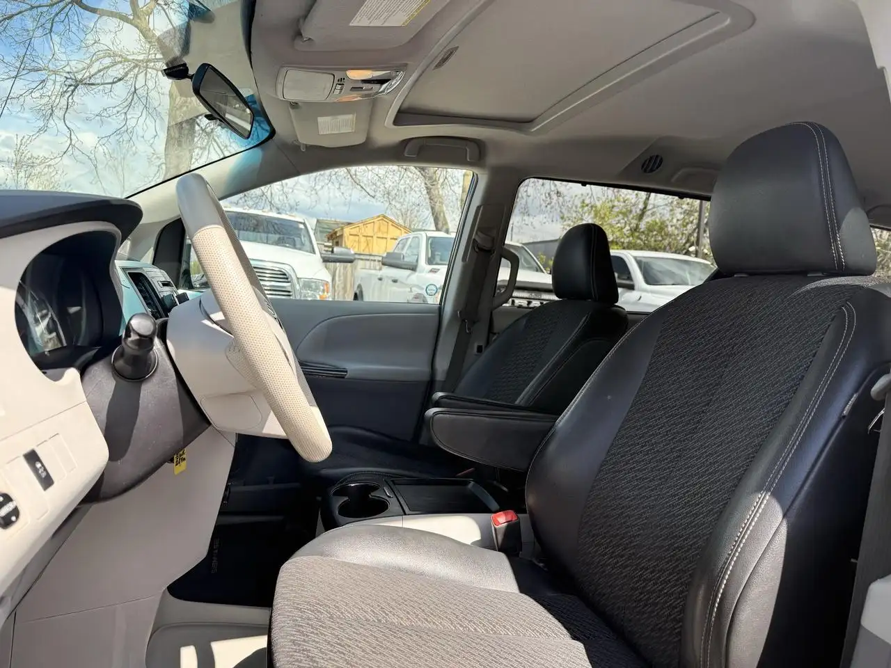 Toyota Sienna photo Toyota Sienna