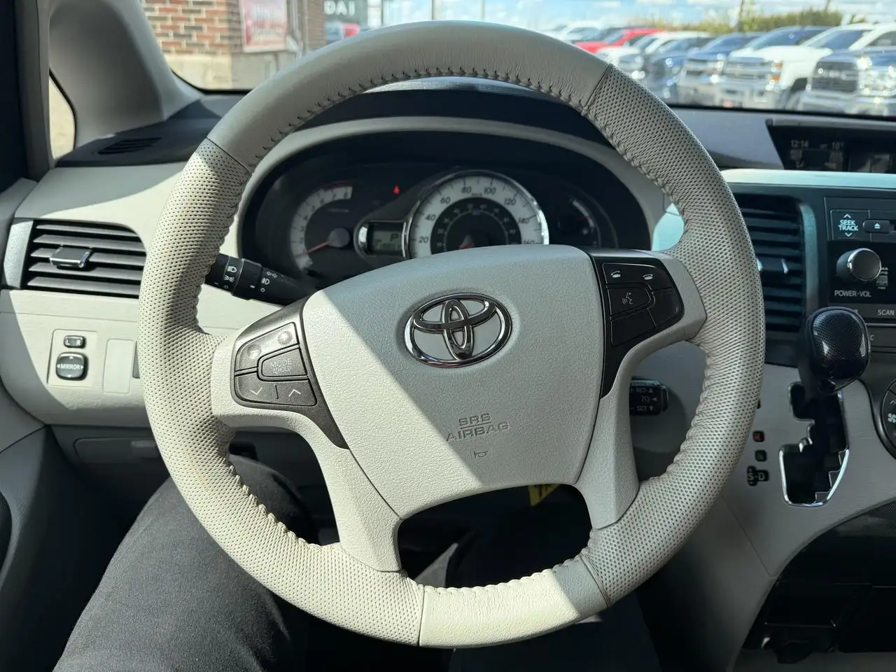 Toyota Sienna photo Toyota Sienna