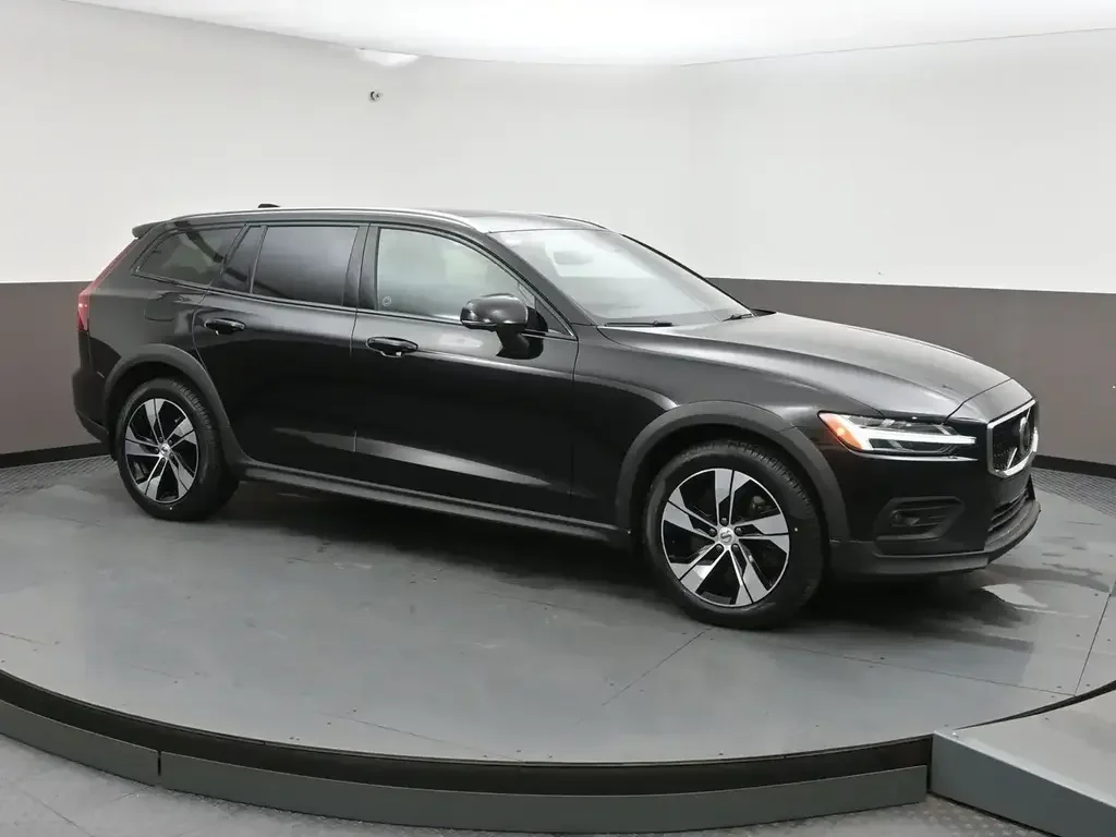 2025 Volvo V60 Cross Country