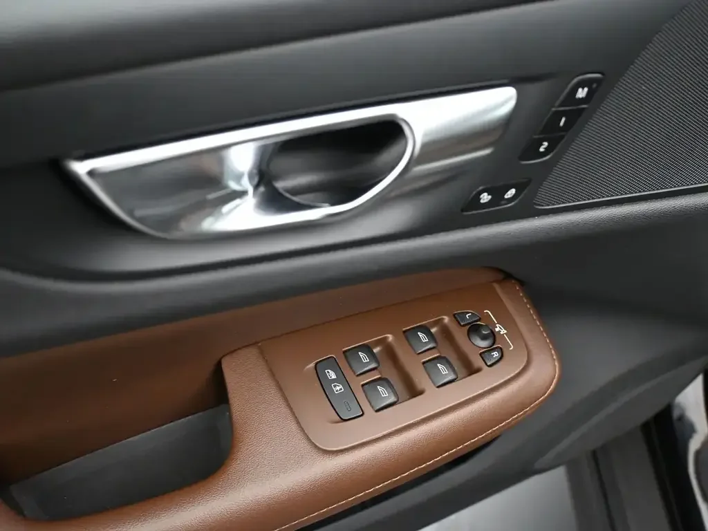 Volvo V60 Cross Country снимка Volvo V60 Cross Country