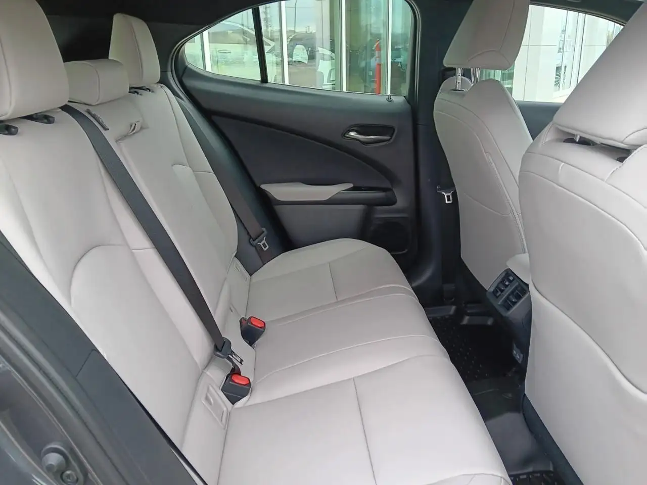 Lexus UX 300h снимка Lexus UX 300h