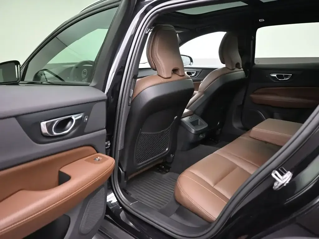 Volvo V60 Cross Country снимка Volvo V60 Cross Country