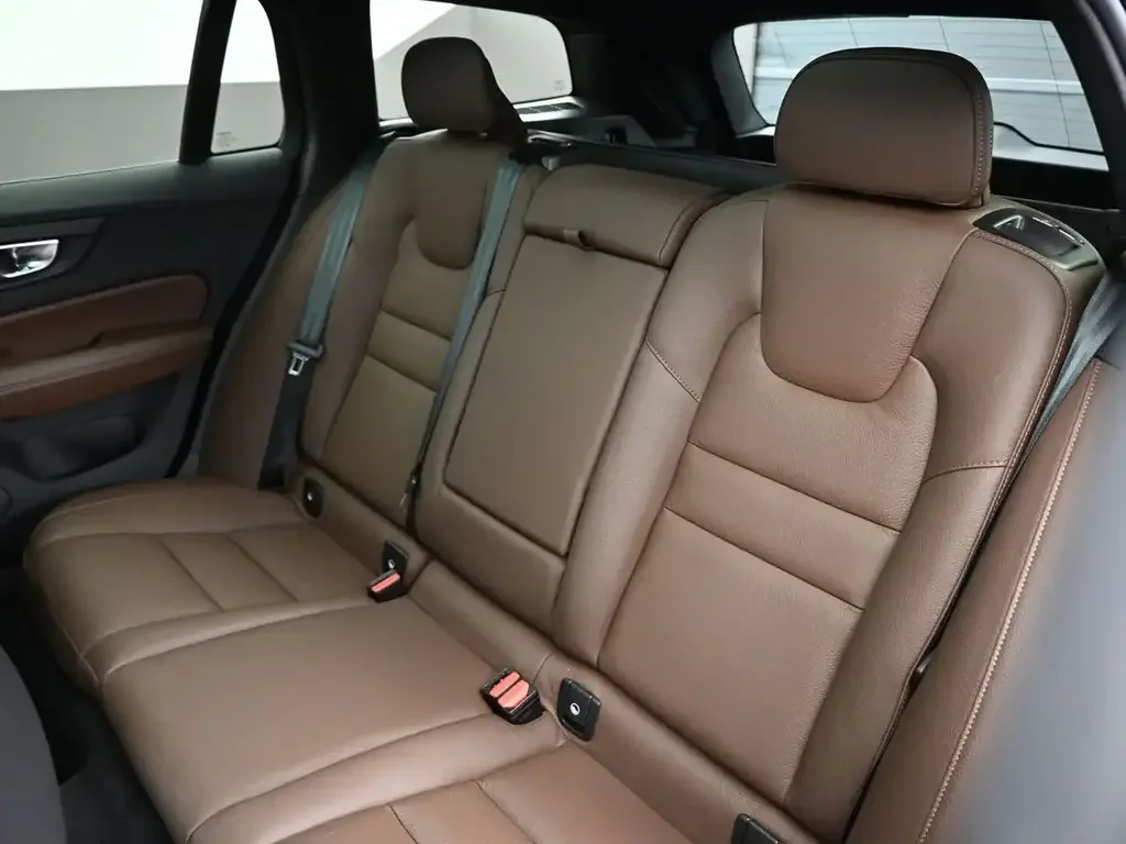 Volvo V60 Cross Country снимка Volvo V60 Cross Country
