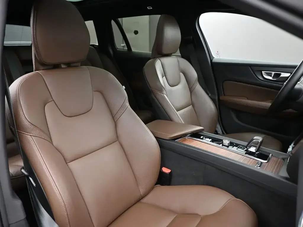Volvo V60 Cross Country снимка Volvo V60 Cross Country