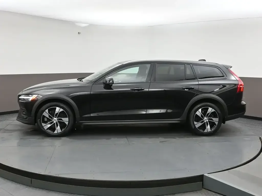 Volvo V60 Cross Country снимка Volvo V60 Cross Country
